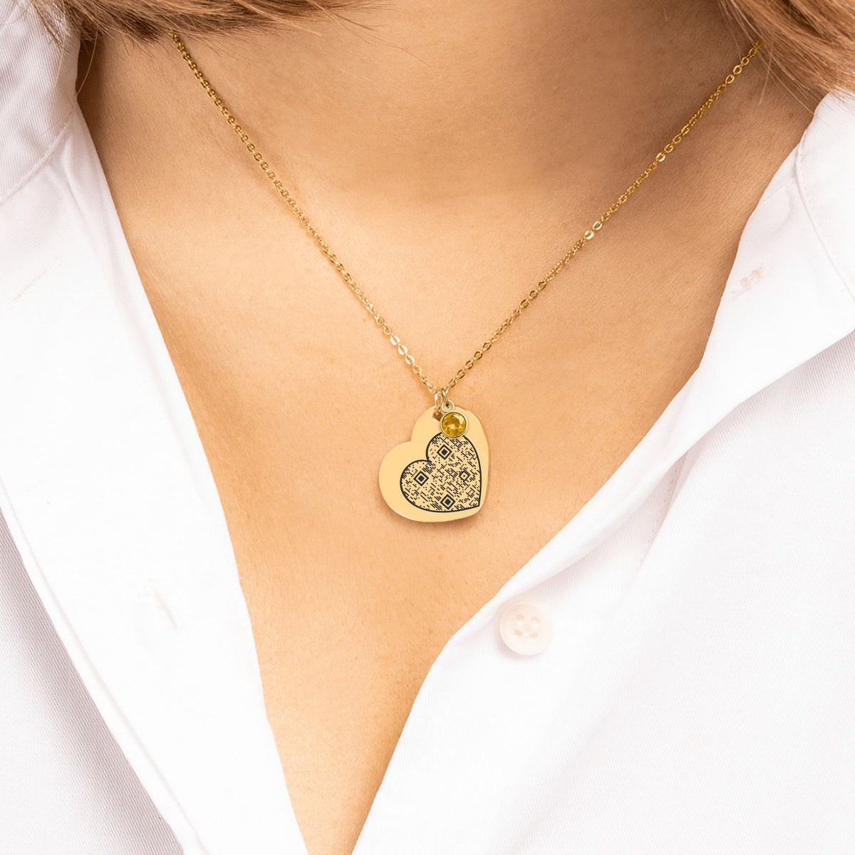 Collier cœur avec pierre de naissance gravé : le QR code ouvre votre site d'amour